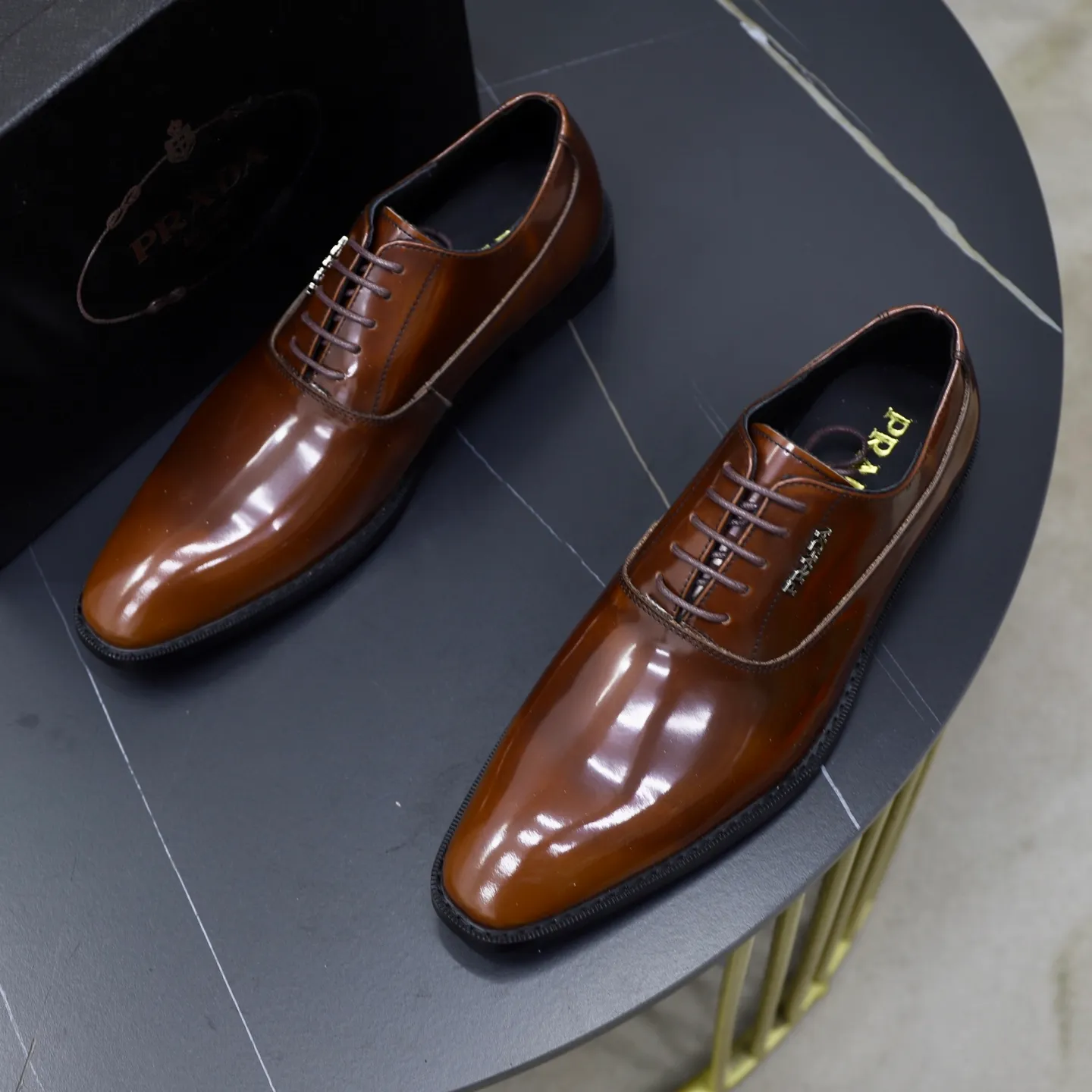 Ex-factory price: 540💰🙅‍♂️🙅‍♂️🙅‍♂️ Brand: PRADA Standard code: Men's code 38-44 (45 can be customized) Grade: Same style as the official website Original order quality Material: Original cowhide surface Comfortable cowhide lining Original outsole Style category: Men's fashionable casual leather shoes Distinguished big-name luxury elements Top luxury Color: actual picture color